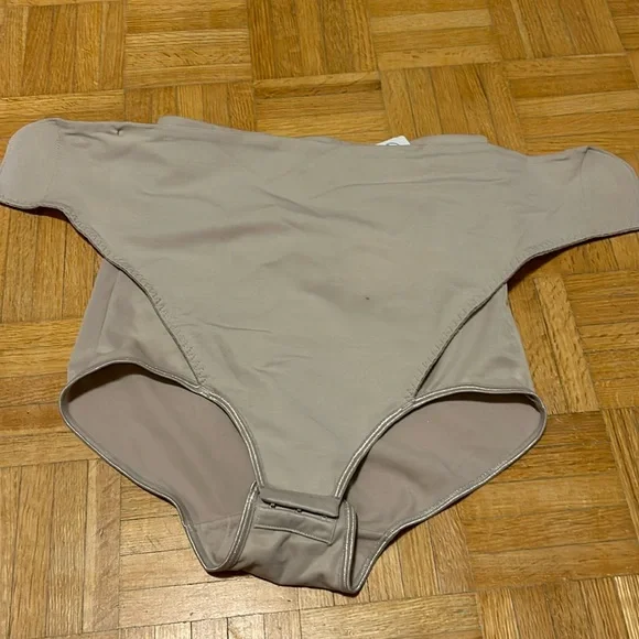 Leonisa - Picture 1 of 12